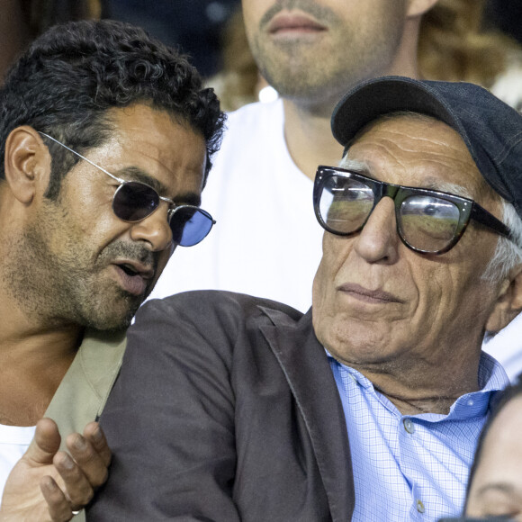 Il y a un peu plus de vingt ans, Gérard Darmon se trouvait dans une situation financière pour le moins critique.
Jamel Debbouze, Gérard Darmon - People assistent au match aller de la Ligue des Champions entre le Paris Saint-Germain et la Juventus (2-1) au Parc des Princes à Paris.