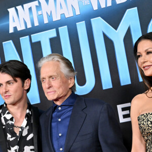 Dylan Michael Douglas, Michael Douglas et Catherine Zeta-Jones au photocall du film Ant-Man et la Guêpe : Quantumania au Regency Village à Los Angeles le 6 février 2023.