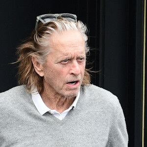 Exclusif - Michael Douglas et sa femme Catherine Zeta-Jones sont allés déjeuner au Café de l'Esplanade à Paris le 1er novembre 2022. 