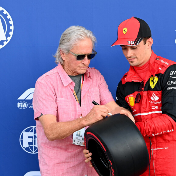 Michael Douglas remet à Charles Leclerc (Ferrari) le prix Pirelli Pole Position - FORMULE 1 (F1) : Grand prix de Miami - Etats Unis le 7 mai 2022 © Motorsports / Panoramic / Bestimage 