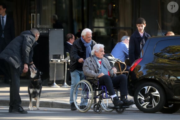 Exclusif - Jean-Paul Belmondo, en fauteuil roulant suite à sa nouvelle chute il y a quelques jours, est allé déjeuner avec son frère Alain et sa soeur Muriel au restaurant "Café de l'Alma" à Paris. Le 26 octobre 2019 