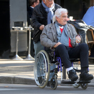 Exclusif  Jean-Paul Belmondo, en fauteuil roulant suite à sa nouvelle chute il y a quelques jours, est allé déjeuner avec son frère Alain et sa soeur Muriel au restaurant "Café de l'Alma" à Paris. Le 26 octobre 2019 