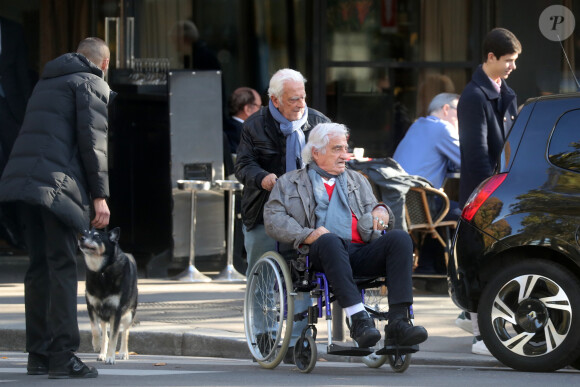 Exclusif  Jean-Paul Belmondo, en fauteuil roulant suite à sa nouvelle chute il y a quelques jours, est allé déjeuner avec son frère Alain et sa soeur Muriel au restaurant "Café de l'Alma" à Paris. Le 26 octobre 2019 