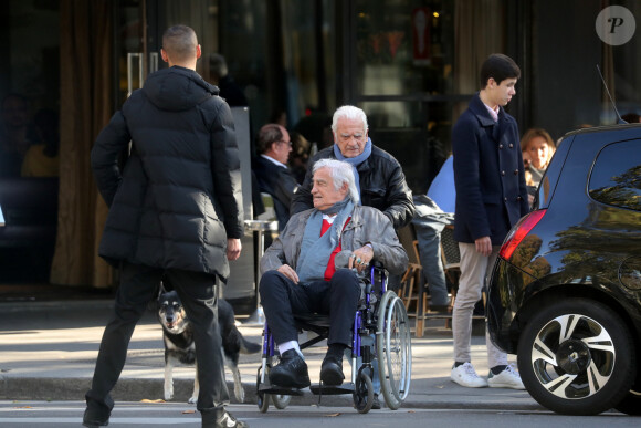 Exclusif - Jean-Paul Belmondo, en fauteuil roulant suite à sa nouvelle chute il y a quelques jours, est allé déjeuner avec son frère Alain et sa soeur Muriel au restaurant "Café de l'Alma" à Paris. Le 26 octobre 2019 