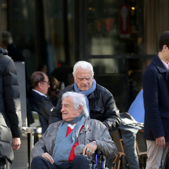 Exclusif - Jean-Paul Belmondo, en fauteuil roulant suite à sa nouvelle chute il y a quelques jours, est allé déjeuner avec son frère Alain et sa soeur Muriel au restaurant "Café de l'Alma" à Paris. Le 26 octobre 2019 