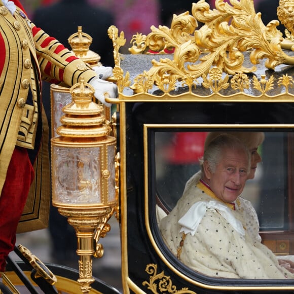 Niall Carson - 72036641 - Le roi Charles III d'Angleterre et Camilla Parker Bowles, reine consort d'Angleterre, quittent le palais de Buckingham palace en carrosse pour l'abbaye de Westminster de Londres Le roi Charles III d'Angleterre et Camilla Parker Bowles, reine consort d'Angleterre, quittent le palais de Buckingham palace en carrosse Diamond Jubilee State Coach pour l'abbaye de Westminster de Londres, Royaume Uni, avant leur cérémonie de couronnement, le 6 mai 2023.  King Charles III and Queen Camilla are carried in the Diamond Jubilee State Coach in the King's Procession from Buckingham Palace to their coronation ceremony London. Picture date: Saturday May 6, 2023. 