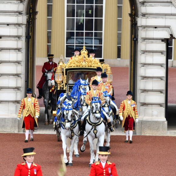 KGC-03 - Justin Goff -Le roi Charles III d'Angleterre et Camilla Parker Bowles, reine consort d'Angleterre, quittent le palais de Buckingham palace en carrosse pour l'abbaye de Westminster de Londres Le roi Charles III d'Angleterre et Camilla Parker Bowles, reine consort d'Angleterre, quittent le palais de Buckingham palace en carrosse Diamond Jubilee State Coach pour l'abbaye de Westminster de Londres, Royaume Uni, avant leur cérémonie de couronnement, le 6 mai 2023.  King Charles III and Queen Camilla are carried in the Diamond Jubilee State Coach in the King's Procession from Buckingham Palace to their coronation ceremony London. Picture date: Saturday May 6, 2023. 