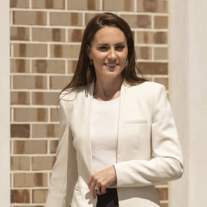 Sa robe cintrée et munie de légères épaulettes serties de bijoux, mettait sa silhouette en valeur.
Catherine Kate Middleton, duchesse de Cambridge est en visite à l'association Little Village Brent à Londres le 8 juin 2022. 