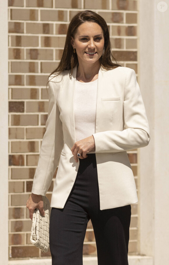 Sa robe cintrée et munie de légères épaulettes serties de bijoux, mettait sa silhouette en valeur.
Catherine Kate Middleton, duchesse de Cambridge est en visite à l'association Little Village Brent à Londres le 8 juin 2022. 