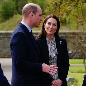 Arrivée dans une robe de couleur bleu marine, la princesse de Galles était absolument renversante. 
Le prince William de Galles et Kate Catherine Middleton, princesse de Galles, en visite au Mémorial de Aberfan. 