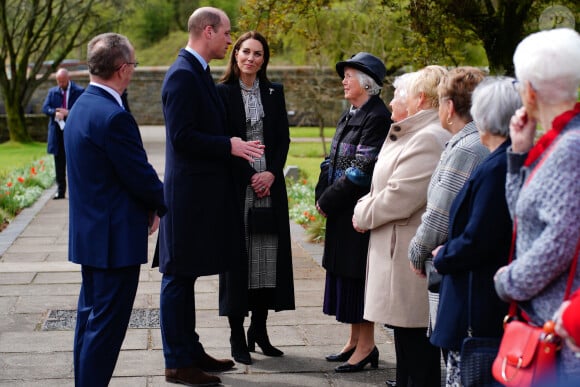 Arrivée dans une robe de couleur bleu marine, la princesse de Galles était absolument renversante. 
Le prince William de Galles et Kate Catherine Middleton, princesse de Galles, en visite au Mémorial de Aberfan. 