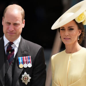 Une tenue complétée de sublimes boucles d'oreilles aux pierres précieuses de la même couleur que sa création.
Le prince William, duc de Cambridge, et Catherine (Kate) Middleton, duchesse de Cambridge - Les membres de la famille royale et les invités à la sortie de la messe du jubilé, célébrée à la cathédrale Saint-Paul de Londres, Royaume Uni, le 3 juin 2022.