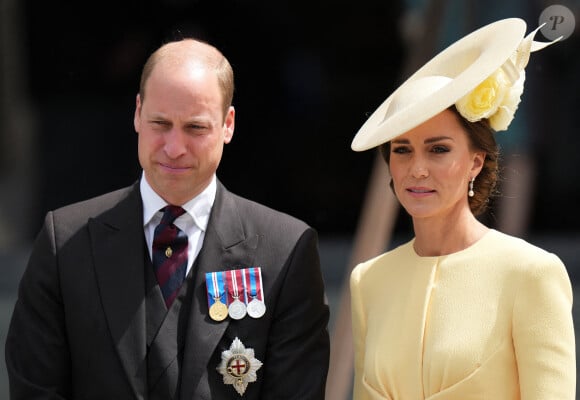 Une tenue complétée de sublimes boucles d'oreilles aux pierres précieuses de la même couleur que sa création.
Le prince William, duc de Cambridge, et Catherine (Kate) Middleton, duchesse de Cambridge - Les membres de la famille royale et les invités à la sortie de la messe du jubilé, célébrée à la cathédrale Saint-Paul de Londres, Royaume Uni, le 3 juin 2022.