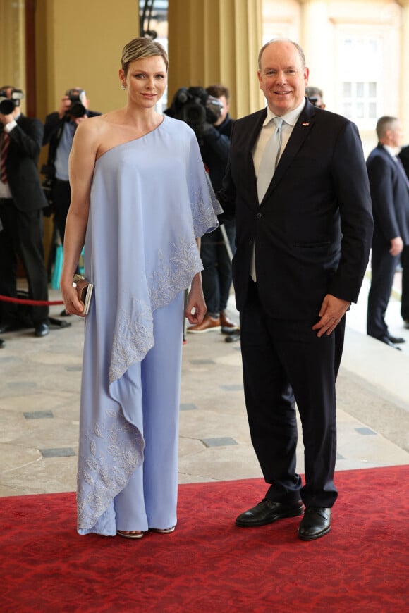 Charlène de Monaco a brillé avec sa tenue laissant son épaule dénudée.
Dîner organisé à Buckingham Palace à Londres, pour une réception en l'honneur de Charles III, la veille de son couronnement. Le 5 mai 2023.