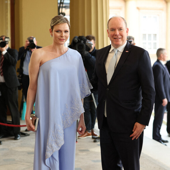 Charlène de Monaco a brillé avec sa tenue laissant son épaule dénudée.
Dîner organisé à Buckingham Palace à Londres, pour une réception en l'honneur de Charles III, la veille de son couronnement. Le 5 mai 2023.