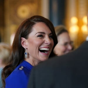 S'ils devraient être les stars du couronnement de Charles III dans quelques heures, Kate Middleton et son mari le prince William ont déjà commencé à se faire remarquer dès ce vendredi soir !
Réception organisée par le roi Charles III, pour les invités étrangers assistant à son couronnement au palais de Buckingham à Londres Catherine (Kate) Middleton, duchesse de Cambridge - Réception organisée par le roi Charles III, pour les invités étrangers assistant à son couronnement au palais de Buckingham à Londres, Royaume Uni, le 5 mai 2023.