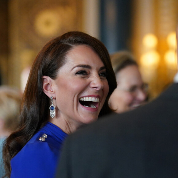 S'ils devraient être les stars du couronnement de Charles III dans quelques heures, Kate Middleton et son mari le prince William ont déjà commencé à se faire remarquer dès ce vendredi soir !
Réception organisée par le roi Charles III, pour les invités étrangers assistant à son couronnement au palais de Buckingham à Londres Catherine (Kate) Middleton, duchesse de Cambridge - Réception organisée par le roi Charles III, pour les invités étrangers assistant à son couronnement au palais de Buckingham à Londres, Royaume Uni, le 5 mai 2023.