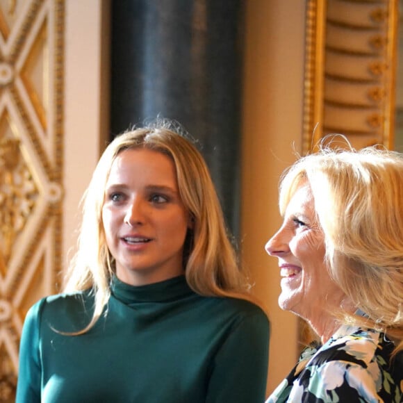 La princesse de Galles s'est également entretenue avec Jill Biden et sa petite-fille Finnegan Biden.
Réception organisée par le roi Charles III, pour les invités étrangers assistant à son couronnement au palais de Buckingham à Londres Catherine (Kate) Middleton, duchesse de Cambridge, la Première Dame des États-Unis, le Dr Jill Biden et sa petite-fille Finnegan Biden - Réception organisée par le roi Charles III, pour les invités étrangers assistant à son couronnement au palais de Buckingham à Londres, Royaume Uni, le 5 mai 2023. 