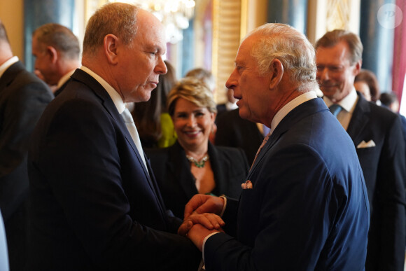 Réception organisée par le roi Charles III, pour les invités étrangers assistant à son couronnement au palais de Buckingham à Londres Le roi Charles III d'Angleterre et le prince Albert II de Monaco - Réception organisée par le roi Charles III, pour les invités étrangers assistant à son couronnement au palais de Buckingham à Londres, Royaume Uni, le 5 mai 2023. 