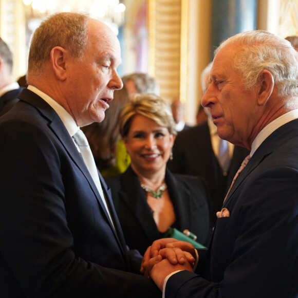 Réception organisée par le roi Charles III, pour les invités étrangers assistant à son couronnement au palais de Buckingham à Londres Le roi Charles III d'Angleterre et le prince Albert II de Monaco - Réception organisée par le roi Charles III, pour les invités étrangers assistant à son couronnement au palais de Buckingham à Londres, Royaume Uni, le 5 mai 2023. 