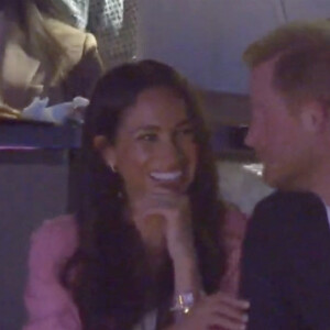 Meghan Markle refuse un baiser au prince Harry, lors de la traditionnelle "Kiss Cam" au match des Lakers à la Crypto.com Arena à Los Angeles, le 24 avril 2023. Si le prince Harry semblait enclin à se prêter au jeu en se penchant vers la duchesse de Sussex, Meghan Markle a simplement ri en tenant le bras de son époux, devant une salle applaudissant pour les encourager. © NBA / JLPPA / Bestimage