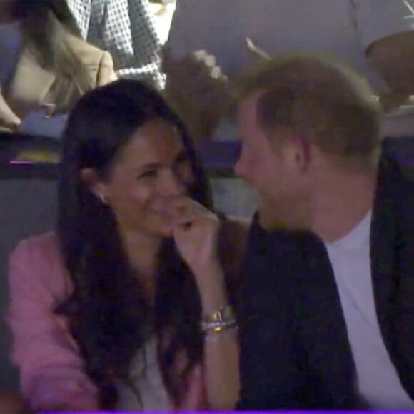 Meghan Markle refuse un baiser au prince Harry, lors de la traditionnelle "Kiss Cam" au match des Lakers à la Crypto.com Arena à Los Angeles, le 24 avril 2023. Si le prince Harry semblait enclin à se prêter au jeu en se penchant vers la duchesse de Sussex, Meghan Markle a simplement ri en tenant le bras de son époux, devant une salle applaudissant pour les encourager. © NBA / JLPPA / Bestimage