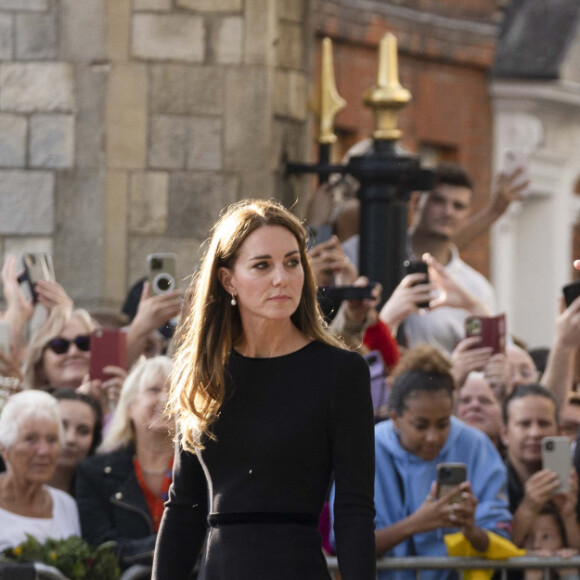 Le prince de Galles William, la princesse de Galles Kate Catherine Middleton, le prince Harry, duc de Sussex, Meghan Markle, duchesse de Sussex devant le château de Windsor, suite au décès de la reine Elisabeth II d'Angleterre. Le 10 septembre 2022