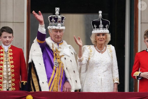 Demain, tous apparaîtront au concert spécial.
Le roi Charles III d'Angleterre et Camilla Parker Bowles, reine consort d'Angleterre - La famille royale britannique salue la foule sur le balcon du palais de Buckingham lors de la cérémonie de couronnement du roi d'Angleterre à Londres le 5 mai 2023. 