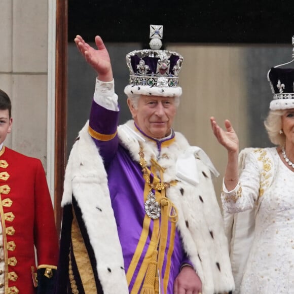 Demain, tous apparaîtront au concert spécial.
Le roi Charles III d'Angleterre et Camilla Parker Bowles, reine consort d'Angleterre - La famille royale britannique salue la foule sur le balcon du palais de Buckingham lors de la cérémonie de couronnement du roi d'Angleterre à Londres le 5 mai 2023. 