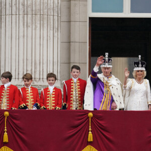 Le roi Charles III d'Angleterre et Camilla Parker Bowles, reine consort d'Angleterre et Le prince George de Galles - La famille royale britannique salue la foule sur le balcon du palais de Buckingham lors de la cérémonie de couronnement du roi d'Angleterre à Londres le 5 mai 2023. 