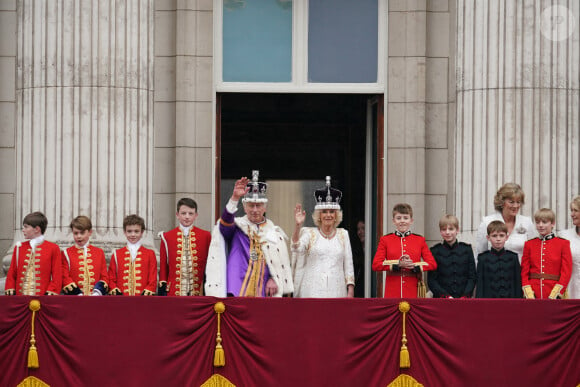 Le roi Charles III d'Angleterre et Camilla Parker Bowles, reine consort d'Angleterre et Le prince George de Galles - La famille royale britannique salue la foule sur le balcon du palais de Buckingham lors de la cérémonie de couronnement du roi d'Angleterre à Londres le 5 mai 2023. 