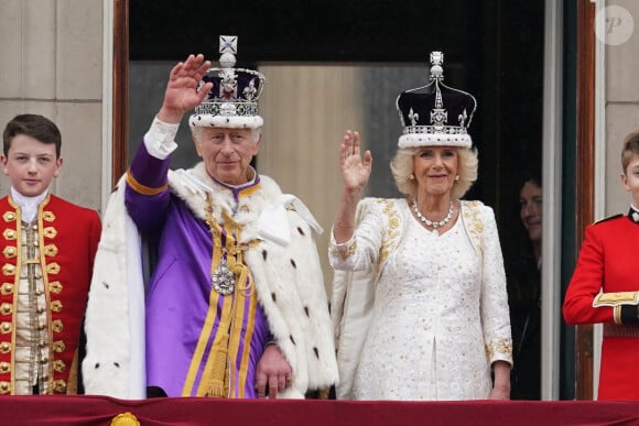 Le roi Charles III d'Angleterre et Camilla Parker Bowles, reine consort d'Angleterre - La famille royale britannique salue la foule sur le balcon du palais de Buckingham lors de la cérémonie de couronnement du roi d'Angleterre à Londres le 5 mai 2023. 