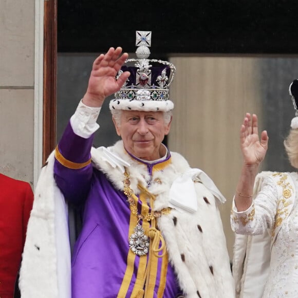 Le roi Charles III d'Angleterre et Camilla Parker Bowles, reine consort d'Angleterre - La famille royale britannique salue la foule sur le balcon du palais de Buckingham lors de la cérémonie de couronnement du roi d'Angleterre à Londres le 5 mai 2023. 