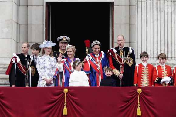 Le prince Edward, duc d'Edimbourg, Sophie, duchesse d'Edimbourg, Lady Louise Windsor, James Mountbatten-Windsor, Comte de Wessex, le prince William, prince de Galles, Catherine (Kate) Middleton, princesse de Galles, la princesse Charlotte de Galles, le prince Louis de Galles, le prince George de Galles - La famille royale britannique salue la foule sur le balcon du palais de Buckingham lors de la cérémonie de couronnement du roi d'Angleterre à Londres le 5 mai 2023. 