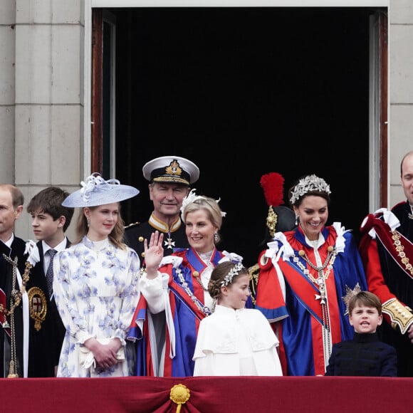 Le prince Edward, duc d'Edimbourg, Sophie, duchesse d'Edimbourg, Lady Louise Windsor, James Mountbatten-Windsor, Comte de Wessex, le prince William, prince de Galles, Catherine (Kate) Middleton, princesse de Galles, la princesse Charlotte de Galles, le prince Louis de Galles, le prince George de Galles - La famille royale britannique salue la foule sur le balcon du palais de Buckingham lors de la cérémonie de couronnement du roi d'Angleterre à Londres le 5 mai 2023. 