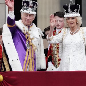 Le roi Charles III d'Angleterre et Camilla Parker Bowles, reine consort d'Angleterre - La famille royale britannique salue la foule sur le balcon du palais de Buckingham lors de la cérémonie de couronnement du roi d'Angleterre à Londres le 5 mai 2023. 