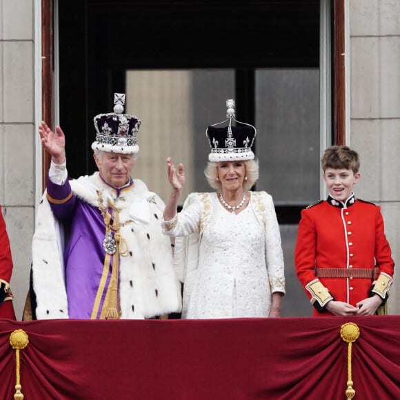 Le roi Charles III d'Angleterre et Camilla Parker Bowles, reine consort d'Angleterre et Le prince George de Galles - La famille royale britannique salue la foule sur le balcon du palais de Buckingham lors de la cérémonie de couronnement du roi d'Angleterre à Londres le 5 mai 2023. 