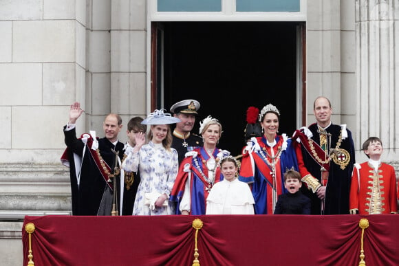 Notamment des jeunes Charlotte et Louis, très à l'aise dans l'exercice.
Le prince Edward, duc d'Edimbourg, Sophie, duchesse d'Edimbourg, Lady Louise Windsor, James Mountbatten-Windsor, Comte de Wessex, le prince William, prince de Galles, Catherine (Kate) Middleton, princesse de Galles, la princesse Charlotte de Galles, le prince Louis de Galles, le prince George de Galles - La famille royale britannique salue la foule sur le balcon du palais de Buckingham lors de la cérémonie de couronnement du roi d'Angleterre à Londres le 5 mai 2023.  British royal family on the balcony of Buckingham Palace, London, following the coronation. Picture date: Saturday May 6, 2023.