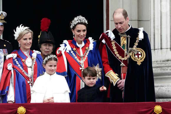 Et risquent une nouvelle fois de multiplier les bêtises ! 
Sophie, duchesse d'Edimbourg, Lady Louise Windsor, James Mountbatten-Windsor, Comte de Wessex, le prince William, prince de Galles, Catherine (Kate) Middleton, princesse de Galles, la princesse Charlotte de Galles, le prince Louis de Galles et La princesse Anne - La famille royale britannique salue la foule sur le balcon du palais de Buckingham lors de la cérémonie de couronnement du roi d'Angleterre à Londres le 5 mai 2023. 