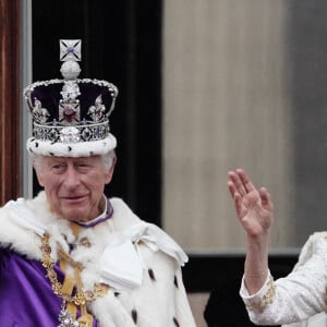 Le roi Charles III d'Angleterre et Camilla Parker Bowles, reine consort d'Angleterre - La famille royale britannique salue la foule sur le balcon du palais de Buckingham lors de la cérémonie de couronnement du roi d'Angleterre à Londres le 5 mai 2023. 