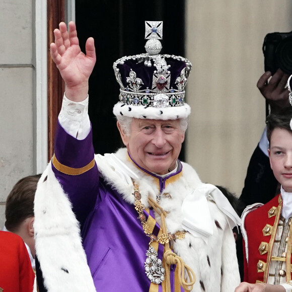Le roi Charles III d'Angleterre - La famille royale britannique salue la foule sur le balcon du palais de Buckingham lors de la cérémonie de couronnement du roi d'Angleterre à Londres le 5 mai 2023. 