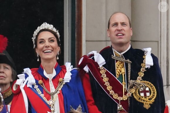 Le prince William, prince de Galles, et Catherine (Kate) Middleton, princesse de Galles, - La famille royale britannique salue la foule sur le balcon du palais de Buckingham lors de la cérémonie de couronnement du roi d'Angleterre à Londres le 5 mai 2023. 