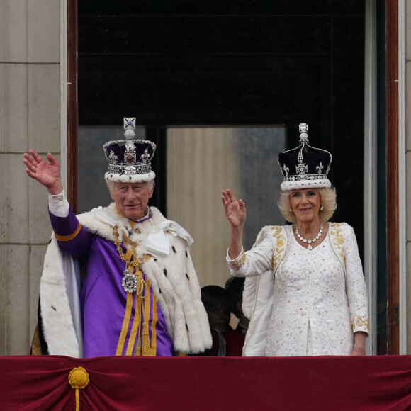 Le roi Charles III d'Angleterre et Camilla Parker Bowles, reine consort d'Angleterre - La famille royale britannique salue la foule sur le balcon du palais de Buckingham lors de la cérémonie de couronnement du roi d'Angleterre à Londres le 5 mai 2023. 