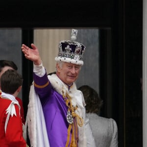 Le roi Charles III d'Angleterre - La famille royale britannique salue la foule sur le balcon du palais de Buckingham lors de la cérémonie de couronnement du roi d'Angleterre à Londres le 5 mai 2023. 