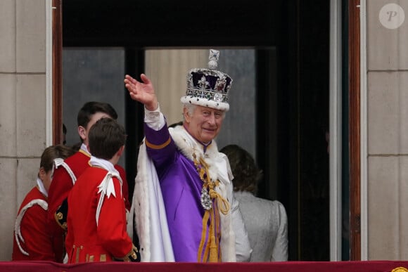 Le roi Charles III d'Angleterre - La famille royale britannique salue la foule sur le balcon du palais de Buckingham lors de la cérémonie de couronnement du roi d'Angleterre à Londres le 5 mai 2023. 