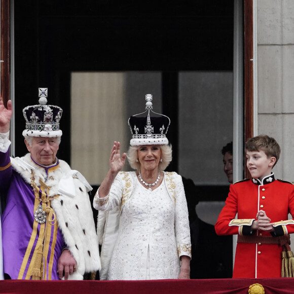Le roi Charles III d'Angleterre et Camilla Parker Bowles, reine consort d'Angleterre et Le prince George de Galles - La famille royale britannique salue la foule sur le balcon du palais de Buckingham lors de la cérémonie de couronnement du roi d'Angleterre à Londres le 5 mai 2023. 
