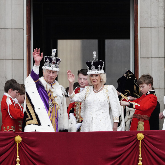 Le roi Charles III d'Angleterre et Camilla Parker Bowles, reine consort d'Angleterre - La famille royale britannique salue la foule sur le balcon du palais de Buckingham lors de la cérémonie de couronnement du roi d'Angleterre à Londres le 5 mai 2023. 