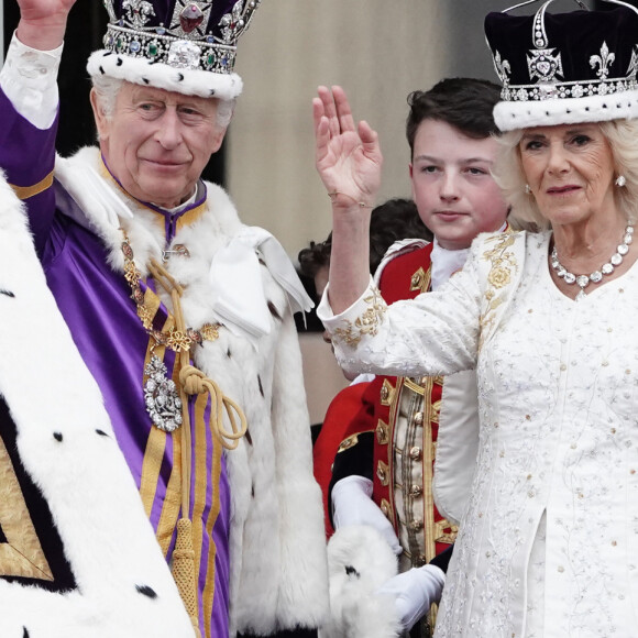 Le roi Charles III d'Angleterre et Camilla Parker Bowles, reine consort d'Angleterre - La famille royale britannique salue la foule sur le balcon du palais de Buckingham lors de la cérémonie de couronnement du roi d'Angleterre à Londres le 5 mai 2023. 