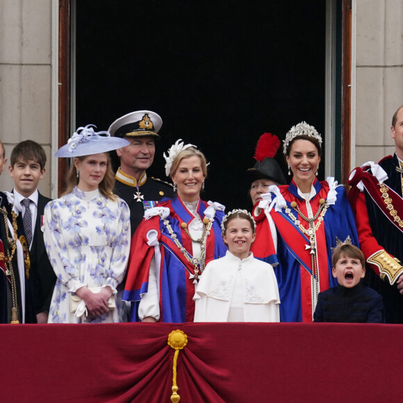 Le prince Edward, duc d'Edimbourg, Sophie, duchesse d'Edimbourg, Lady Louise Windsor, James Mountbatten-Windsor, Comte de Wessex, le prince William, prince de Galles, Catherine (Kate) Middleton, princesse de Galles, la princesse Charlotte de Galles, le prince Louis de Galles - La famille royale britannique salue la foule sur le balcon du palais de Buckingham lors de la cérémonie de couronnement du roi d'Angleterre à Londres le 5 mai 2023. 