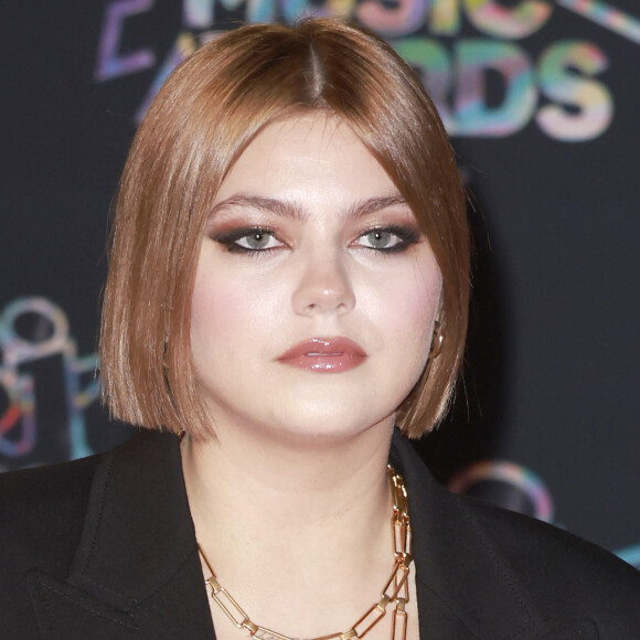 Louane au photocall de la 24ᵉ édition des "NRJ Music Awards" au Palais des Festivals à Cannes le 18 novembre 2022. © Christophe Aubert via Bestimage